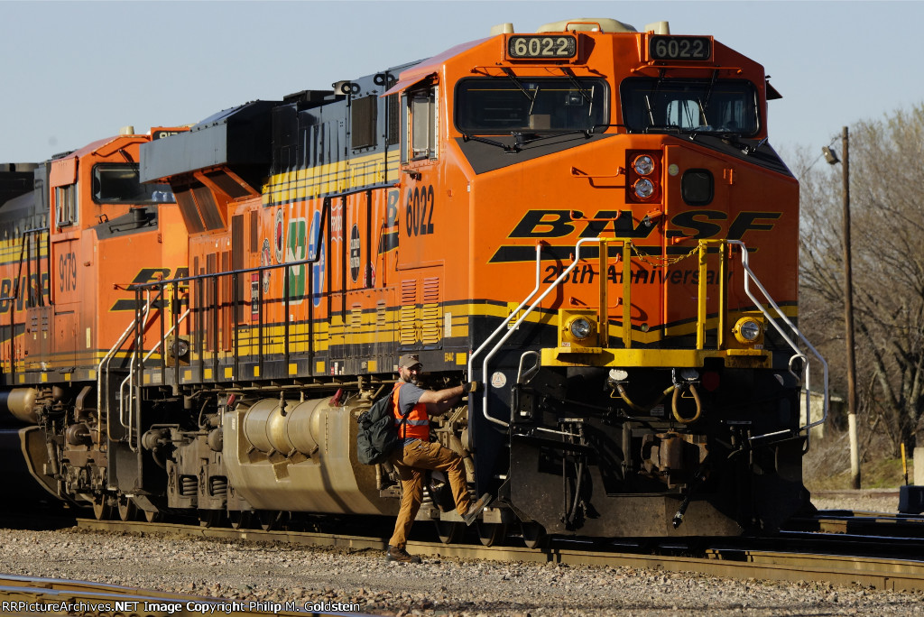 BNSF 6022 - Conductor Westbrook dismounts